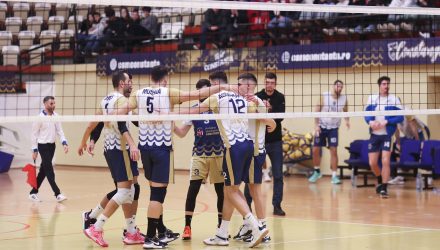 Voleibaliștii au luat un punct prețios în lupta pentru play-off