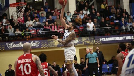 Baschetbaliștii noștri câștigă la 46 de puncte contra lui Dinamo, la debutul în Grupa 1-10 a Ligii Naționale!