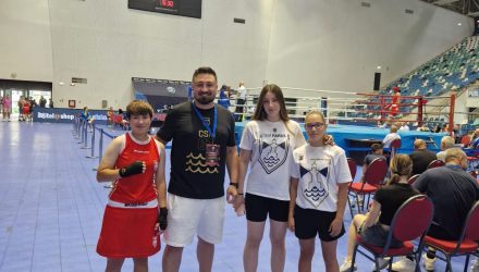 Tinerele pugiliste de la CSM Constanța boxează la Cupa României