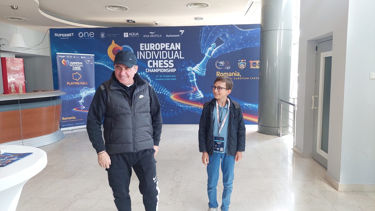 Henry Tudor și Mircea Cazan, juniorii de la CSM Constanța, participă la Campionatul European de Șah, la Eforie Nord! Henry a primit sfaturi de la „Regele” Hagi